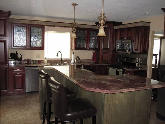 Gourmet Kitchen w/ Island