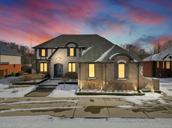 2889 Bay Hill Ct, Oakland, MI 48363