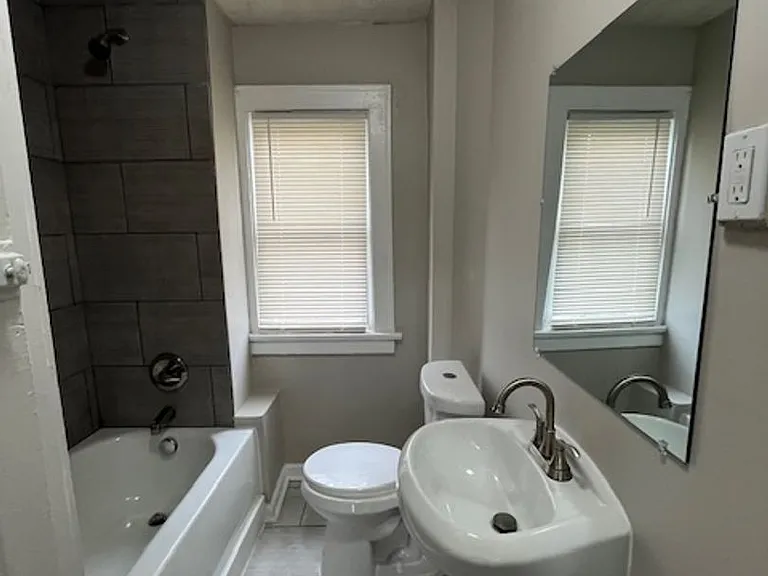 87-97 Burgess — Photo 17