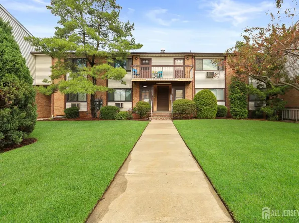 1320 Cricket Ln, Woodbridge, NJ 07095