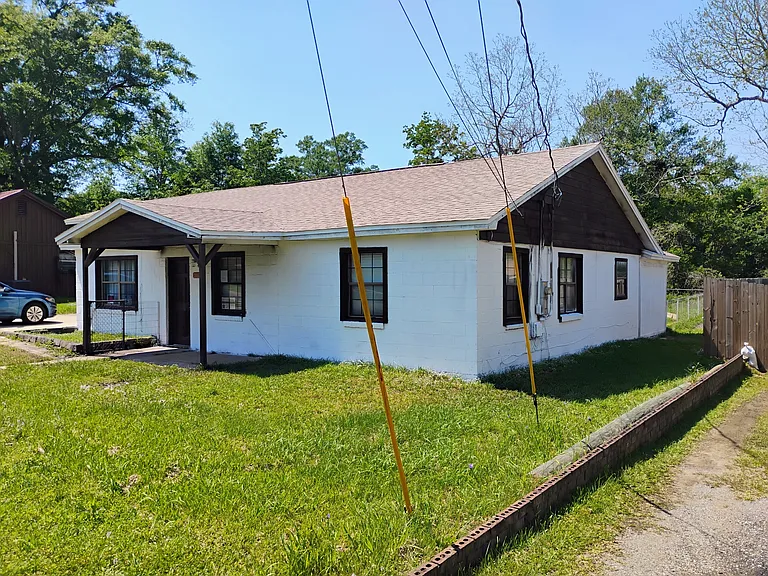 896 Pauline St — Photo 2