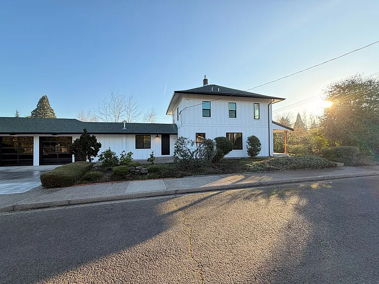 1045 Oakway Rd — Photo 40