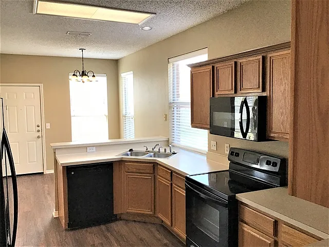 Building Photo - 304 Double Oak Ln