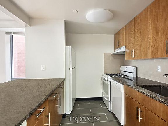 3rd image of 324 Pleasant Ave APT 1D