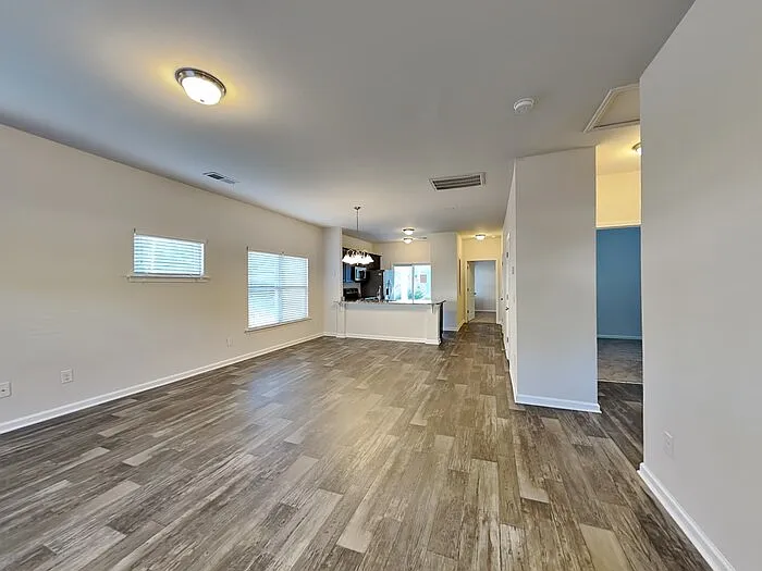 3 bed, 2.0 bath, 1241 sqft, $1,695 — Photo 4