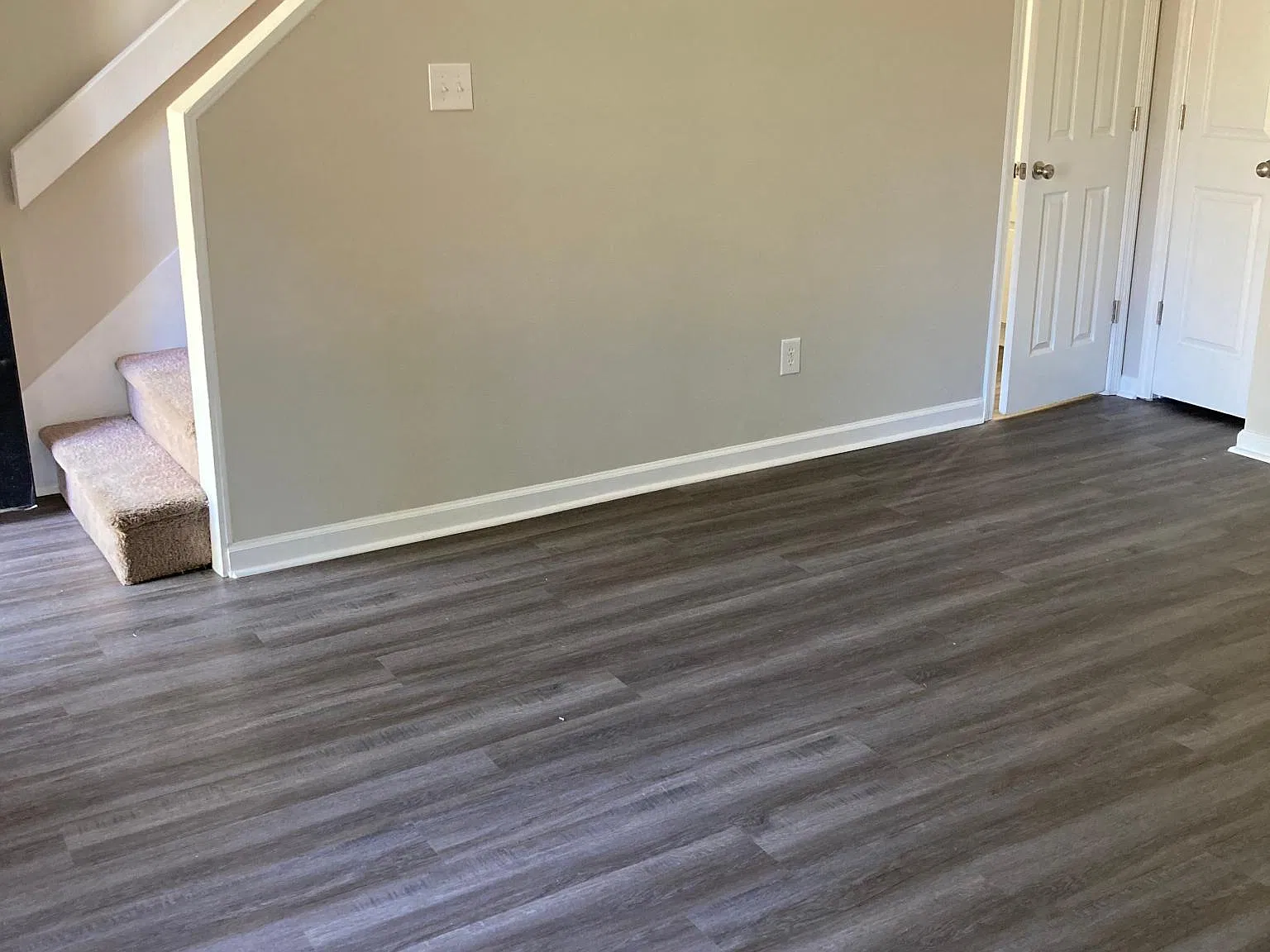 554 Lakeside Townhouse Ct — Photo 2