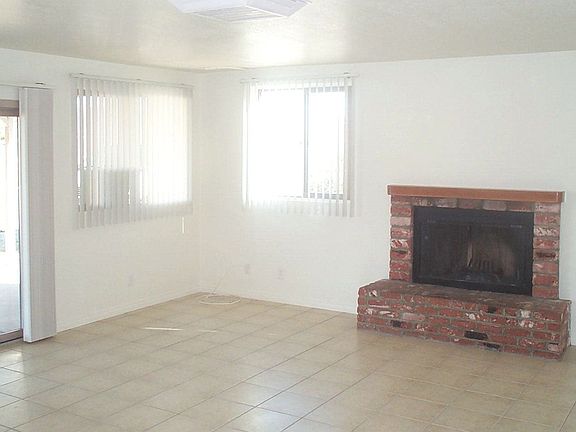 LARGE FAMILY W/FIREPLACE