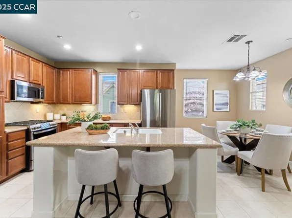 2201 Tsushima St, Hercules, CA 94547