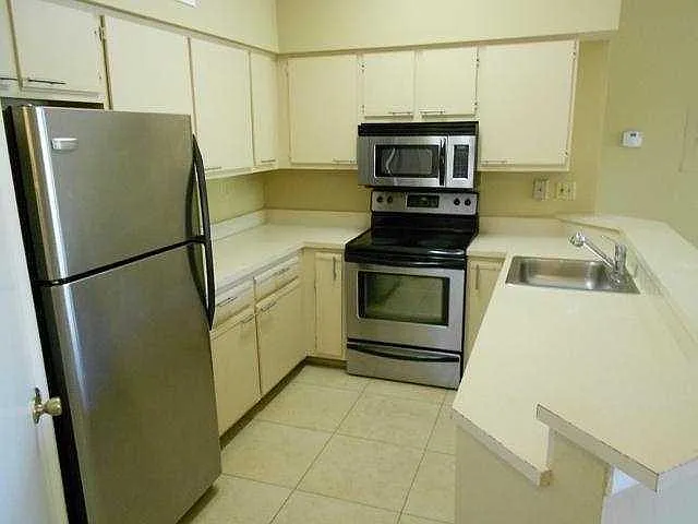 2 bed, 927 sqft, $1,920 — Photo 3