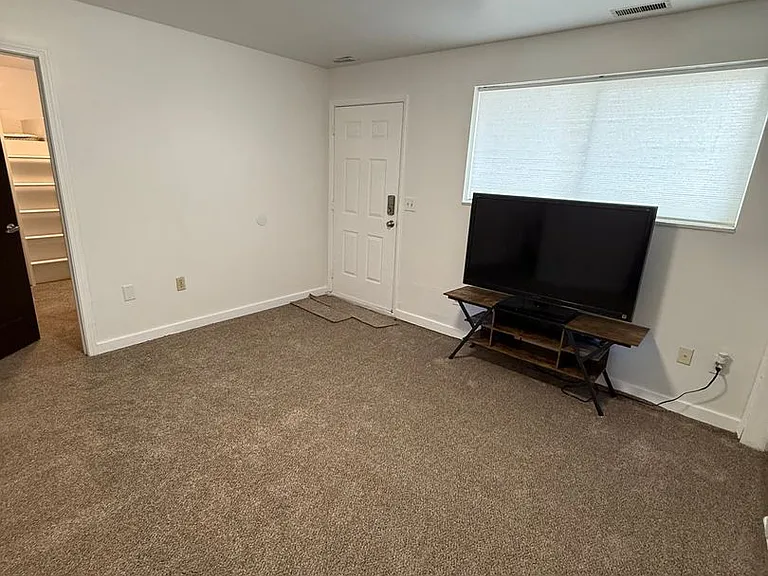420 E Mill Rd — Photo 3