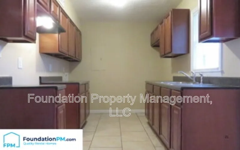 3 bed, 1.0 bath, 1070 sqft, $1,250 — Photo 3