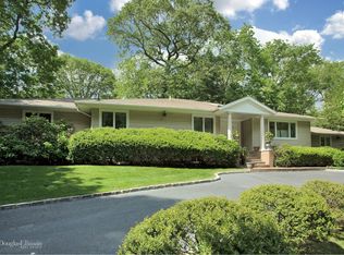 35 Dianas Trl, Roslyn, NY 11576
