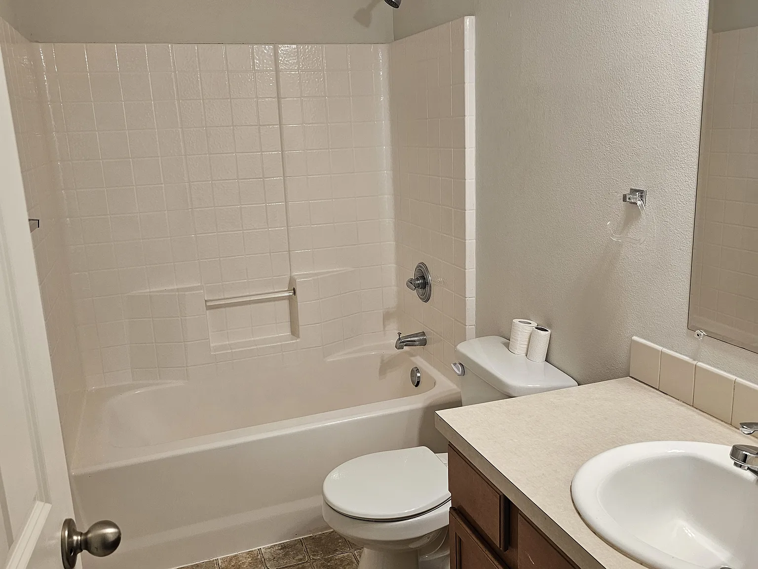 3 bed, 2.5 bath, 1400 sqft, $2,200 — Photo 4