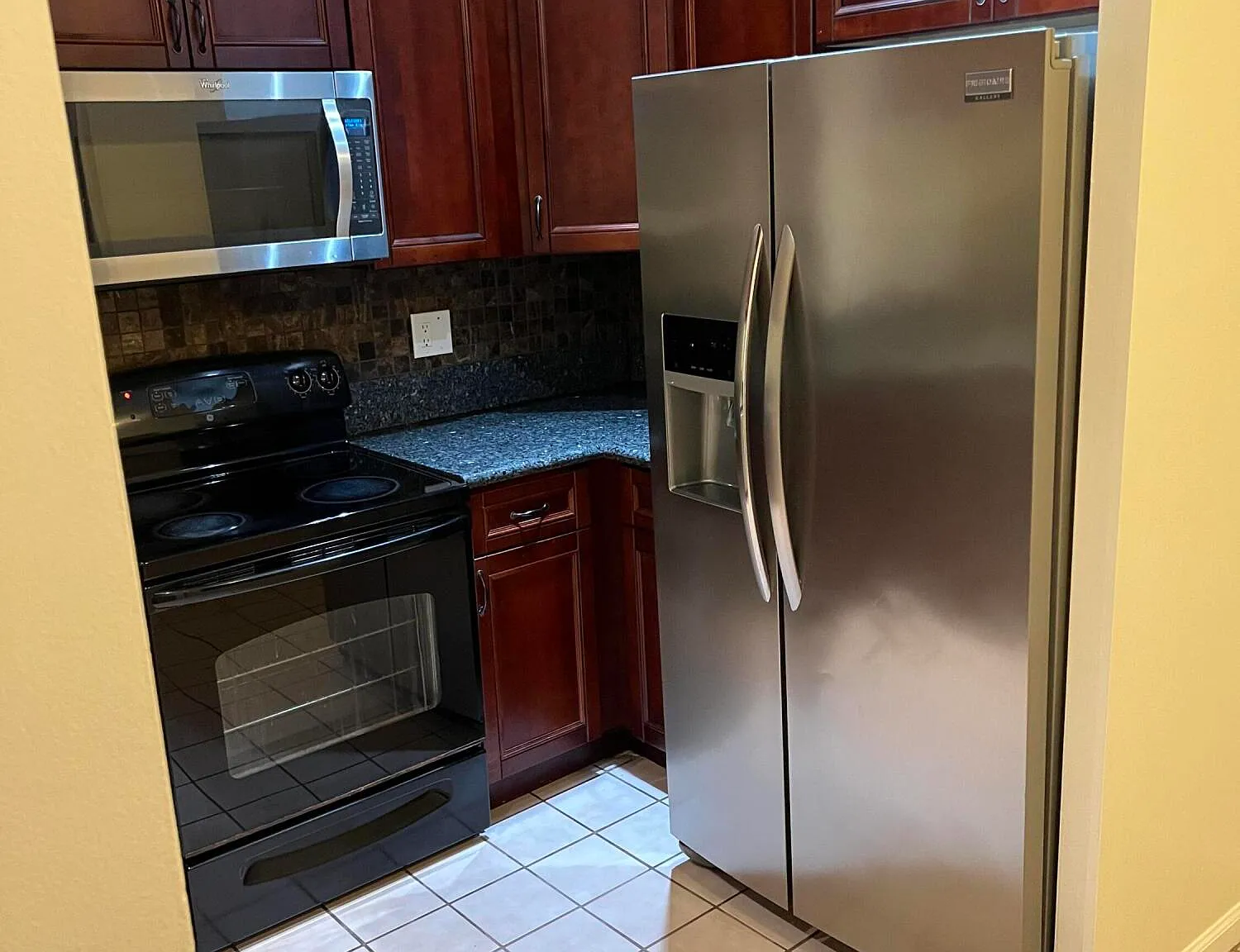 2 bed, 2.0 bath, 850 sqft, $2,400 — Photo 1