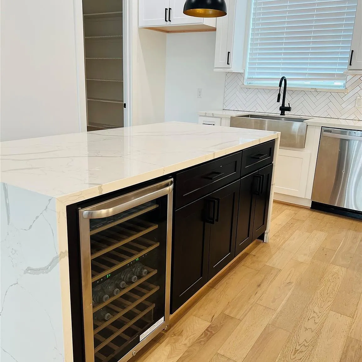 3 bed, 3.5 bath, 2150 sqft, $4,100 — Photo 4