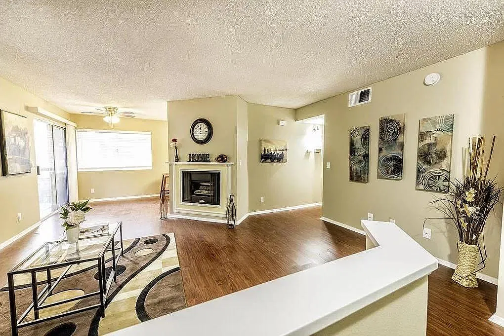3 bed, 1003 sqft, $3,100 — Photo 4
