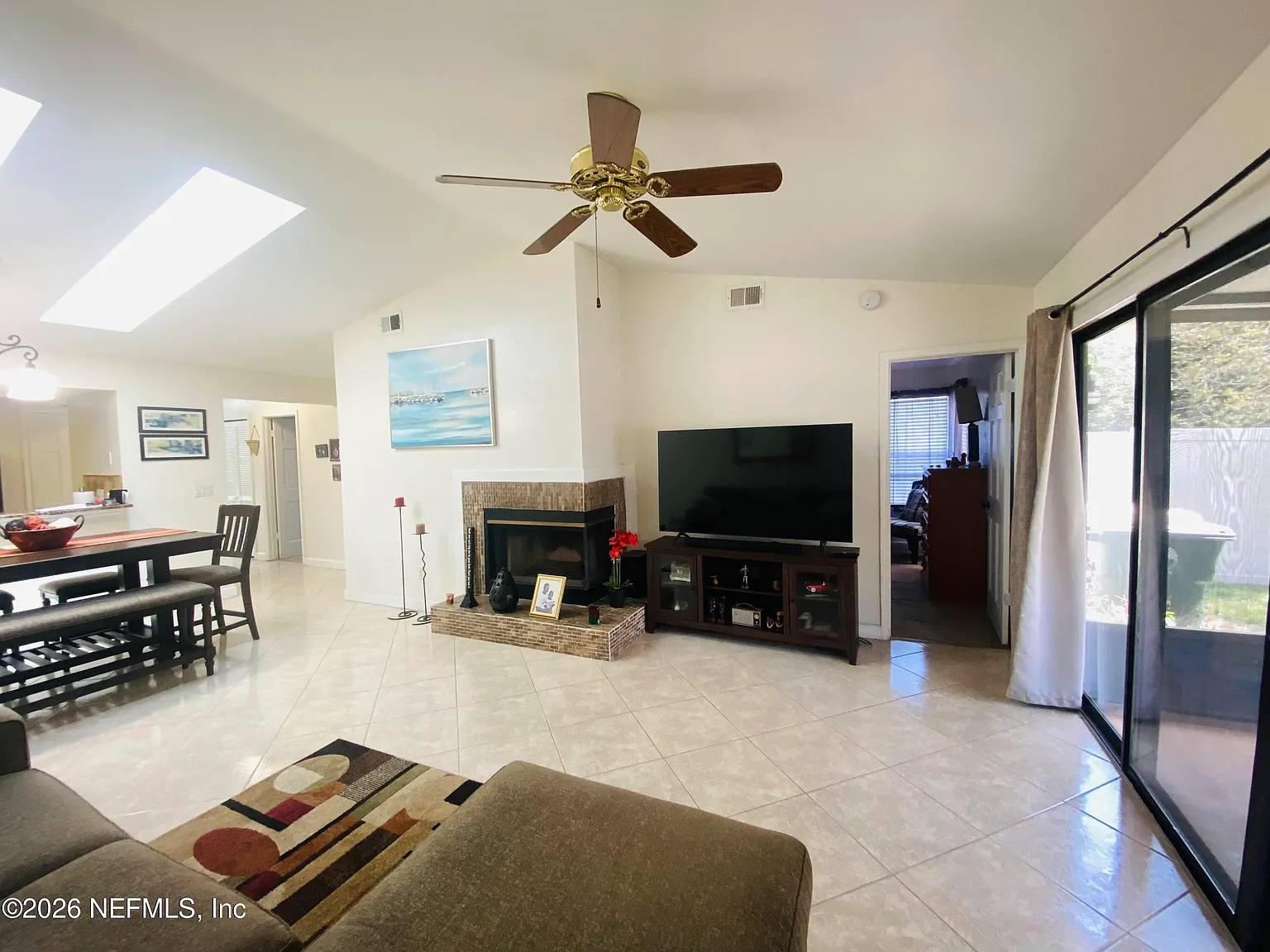 3 bed, 2.0 bath, 1199 sqft, $1,850 — Photo 3