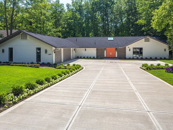 21819 Meadows Edge Ln, Strongsville, OH 44136