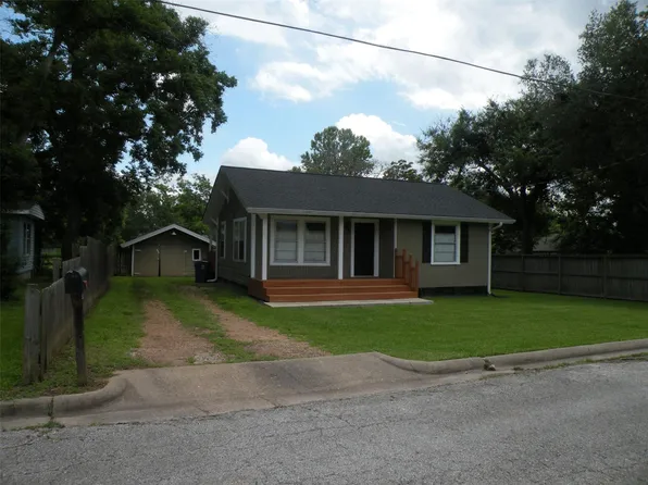 319 N Hunt St, Bellville, TX 77418