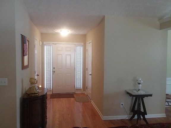 3rd image of 412 Chastain Ct
