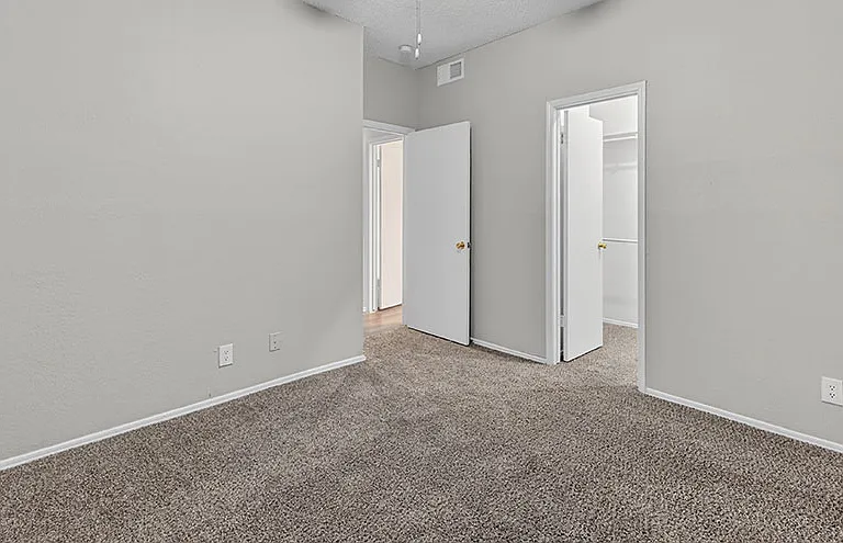 The Versailles Apartments — Photo 12