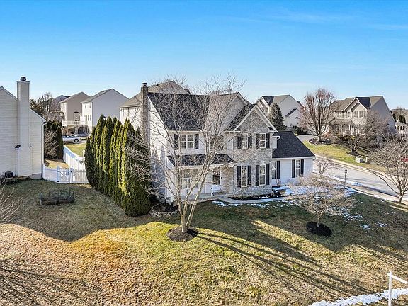 3rd image of 24 Rockdale Dr