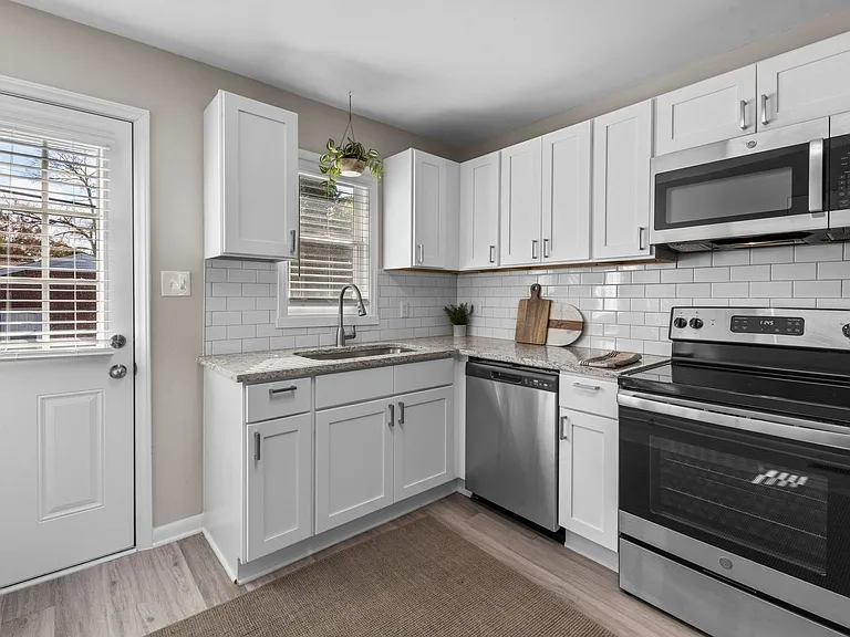 Longview Village Apartments — Photo 28