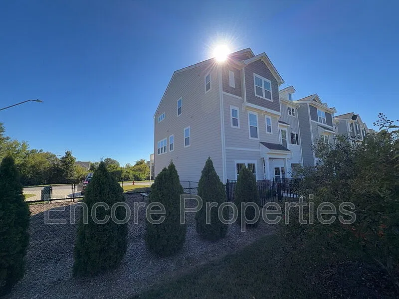 4 bed, 4.0 bath, 2272 sqft, $2,195 — Photo 2
