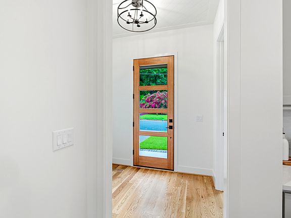 4th image of 1813 Bennett St