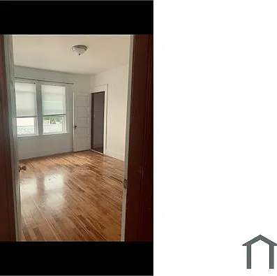 3 bed, 1300 sqft, $2,400 — Photo 4