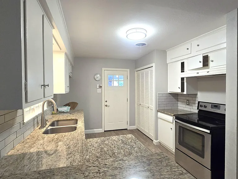 344 Burgess Pl — Photo 3