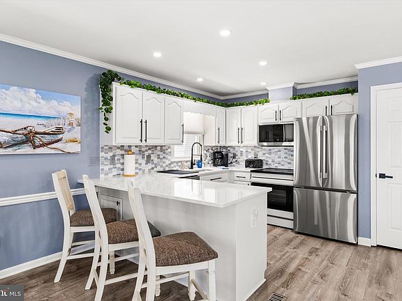 5th image of 216 Beachcomber Ln