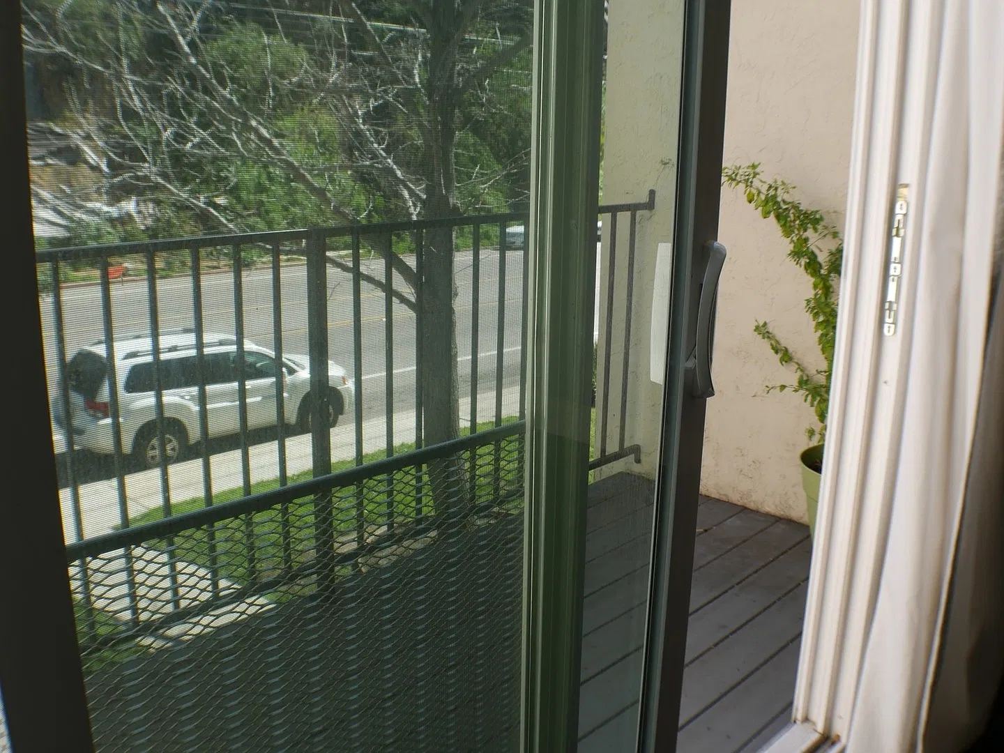 Mission Hills Must See! 2nd Floor Studio w/assigned parking and on-site laundry. — Photo 2