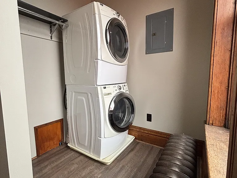 224 1/2 W Madison St #1 — Photo 8