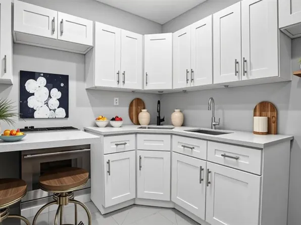 455 East 40th Street image 3 of 24