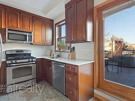 4th image of 441 Carroll St #2