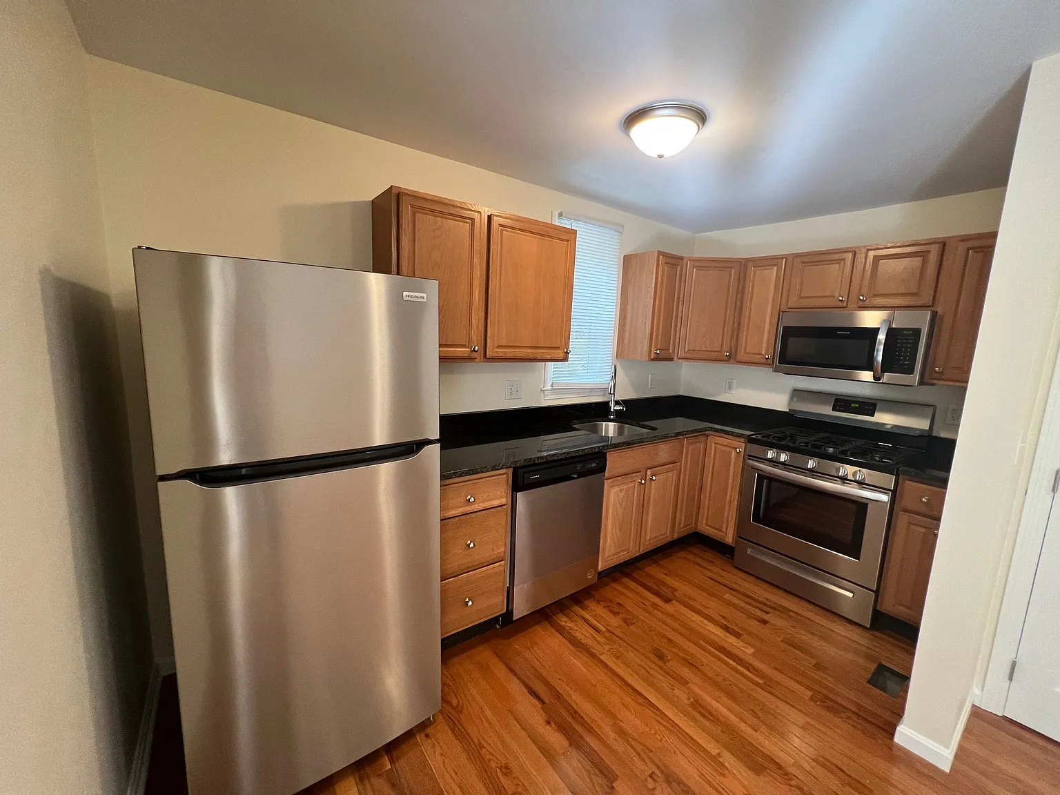 3 bed, 1050 sqft, $2,800 — Photo 3