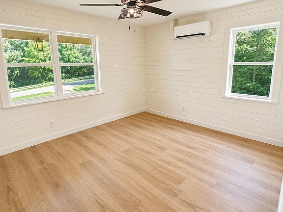 3rd image of 1944 Pine View Dr