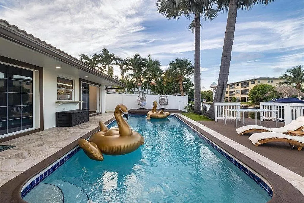 4 bed, 2.5 bath, 2176 sqft, $6,450 — Photo 1
