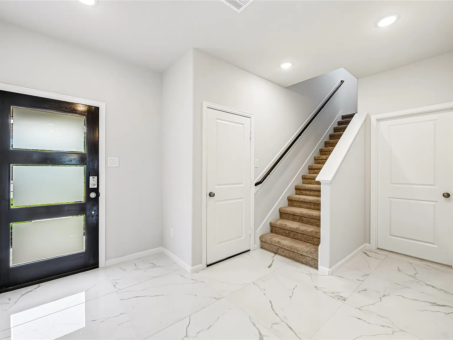 4 bed, 2.5 bath, 2546 sqft, $2,400 — Photo 4