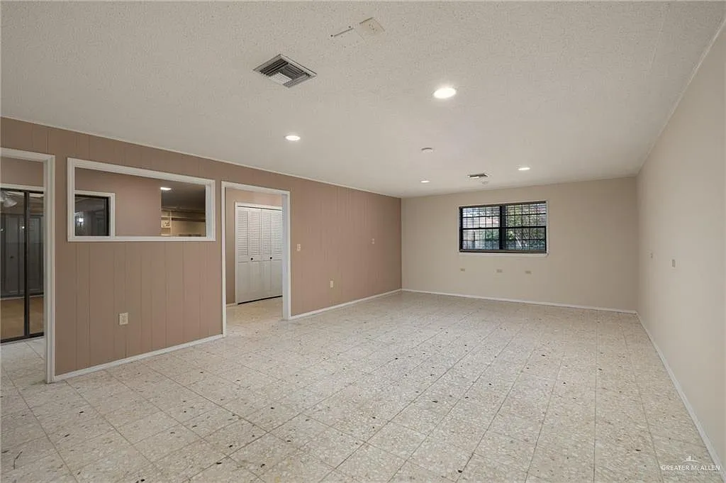 3 bed, 3.0 bath, 3427 sqft, $1,750 — Photo 3