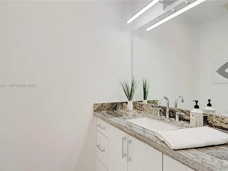 1805 NW 22nd Ct #1805 — Photo 13