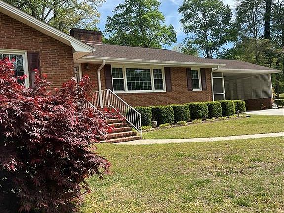 4th image of 904 Blackstone Cir