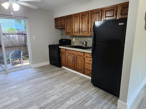 3rd image of 1001 N Hampton Ave