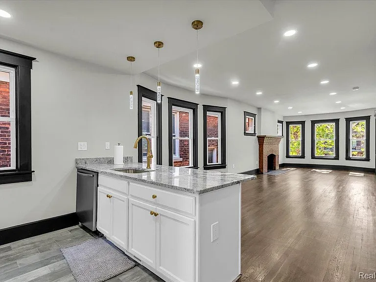 5240 Commonwealth St — Photo 13