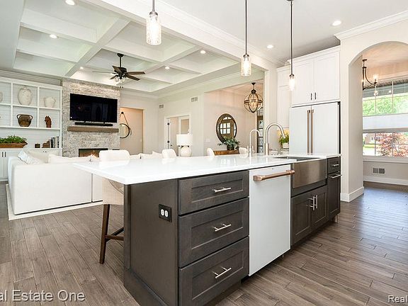 4th image of 60553 Pennington Way