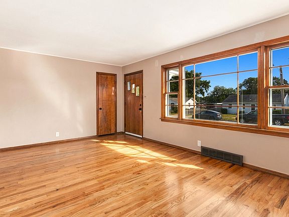4th image of 124 Riverside Dr