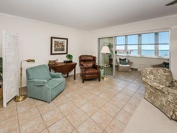 4th image of 622 Edgewater Dr Unit 723