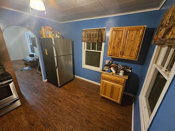 3rd image of 1053 E Empire Ave