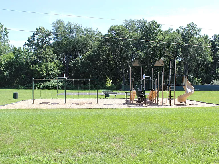 Groveland Manor — Photo 8